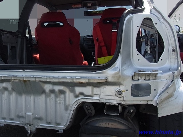 リアバンパー周辺脱着中