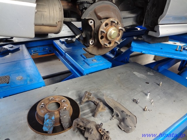 リアブレーキ周辺整備中