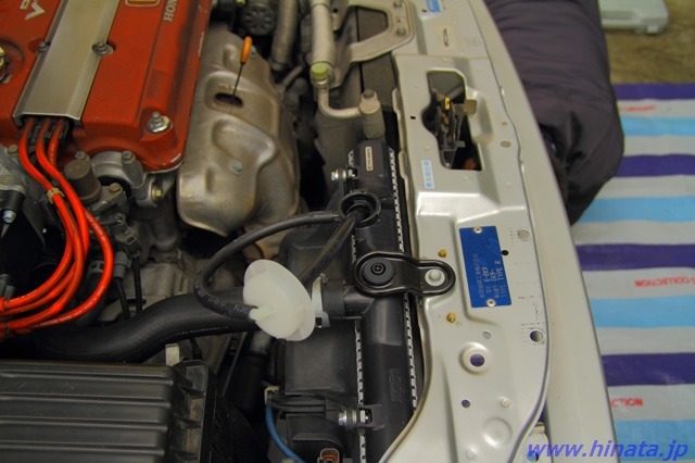 冷却水の抜け終わるのを待つ