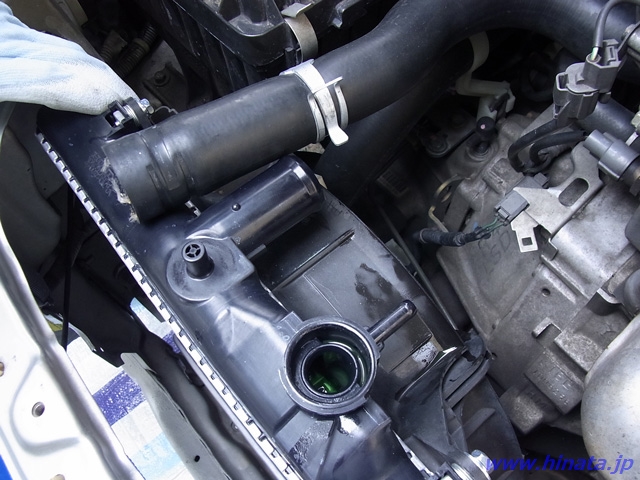 アッパータンク部のホースを外す