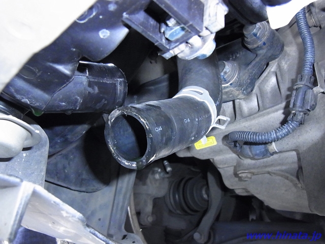 ロアタンク部のホースを外す