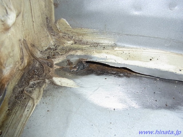 フロア部の貫通穴