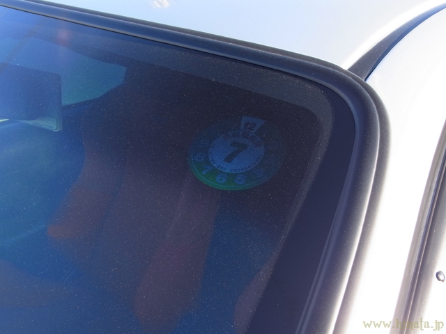 目立たない点検整備済ステッカー