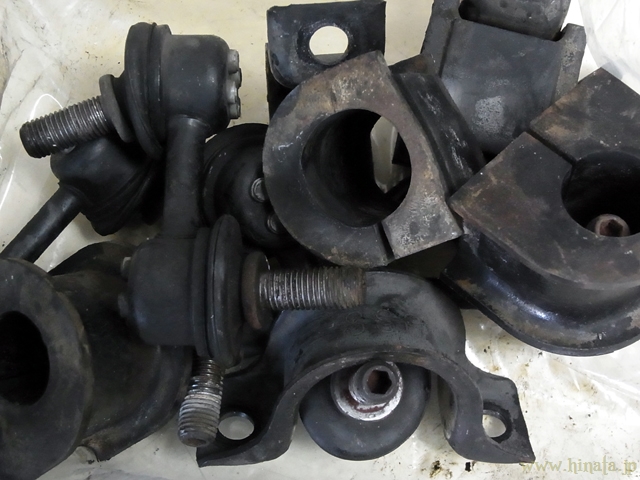 外されたスタビライザー系統の部品たち