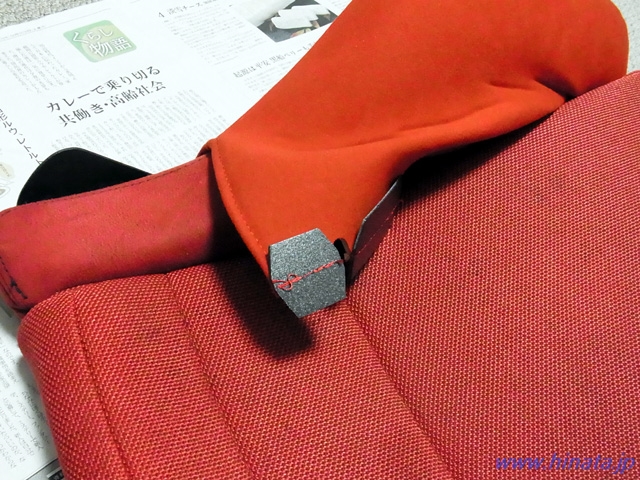 シートカバーを装着中