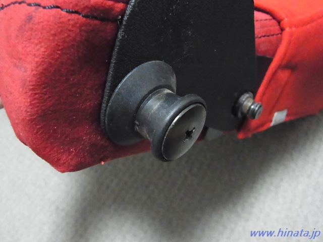 シートバックのストライカーを交換