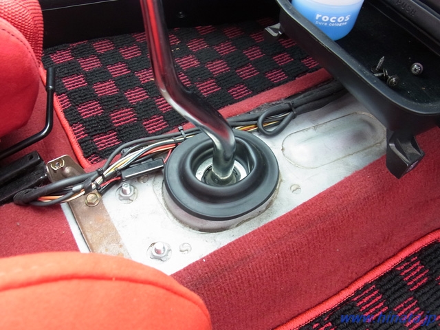 シフトレバーブーツを取り付ける