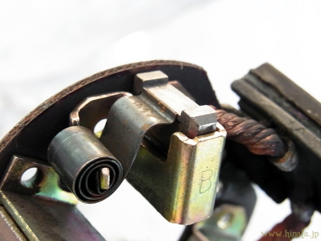 組み立て時のブラシ保持方法