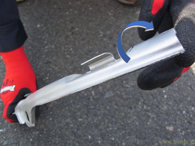 捩れるようにして曲がっていた