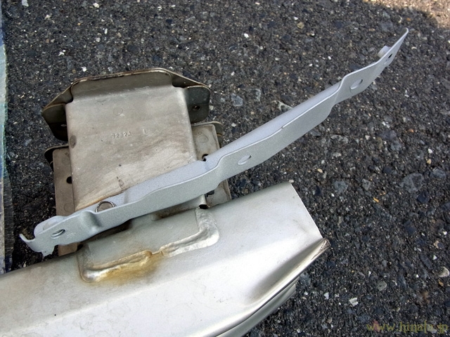 ねじれるようにして曲がっていた