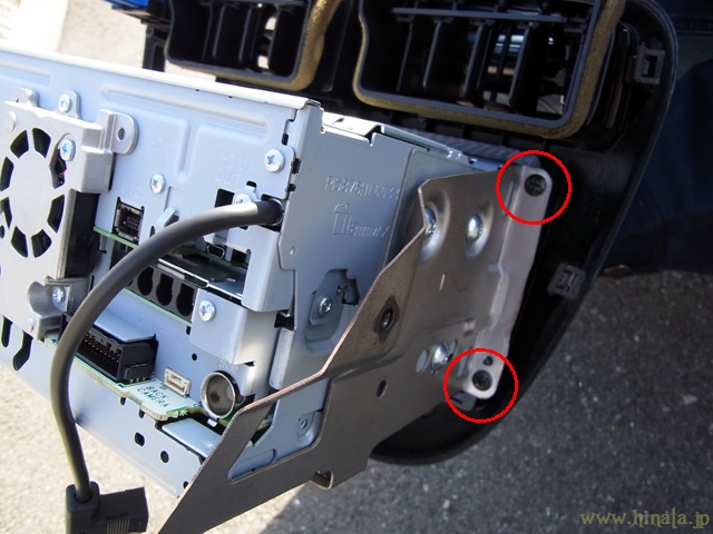 インパネ裏の固定ねじ