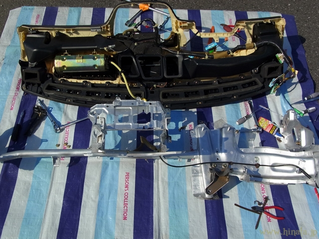 フレームをダッシュボードに装着