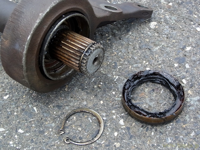 アウターシールとエクスターナルサークリップを外す