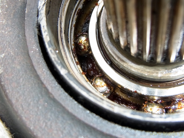 シールとリテーナーを外す