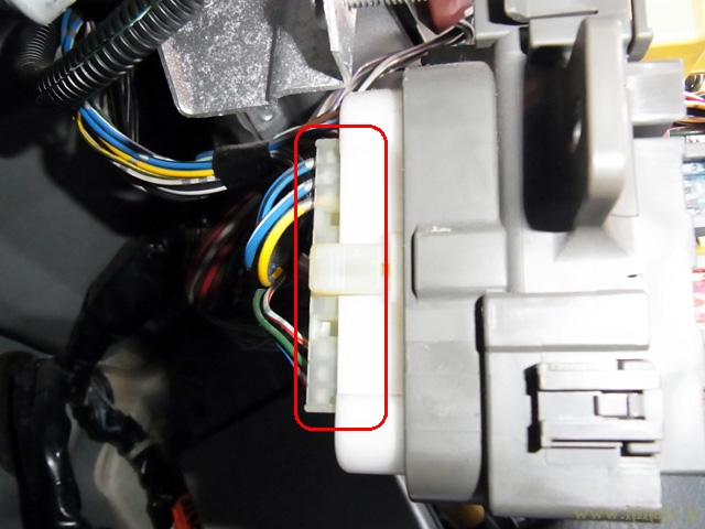 インテグレーテッドコントロールユニットのカプラーを外す