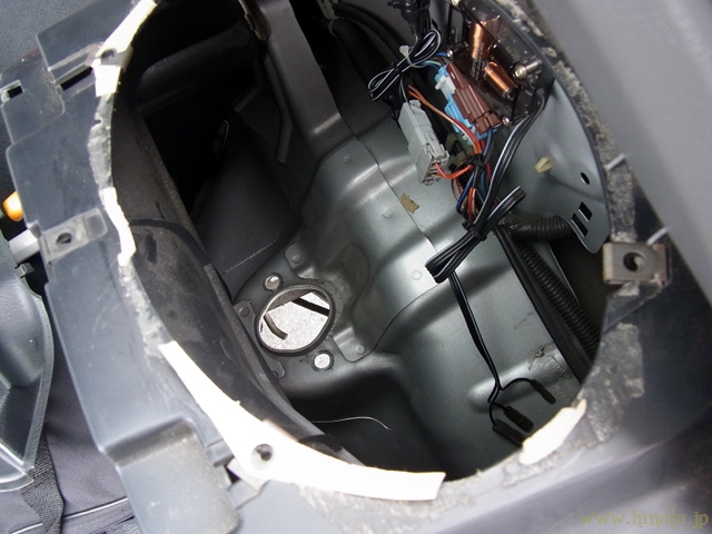 リアスピーカーの取り付け部分より