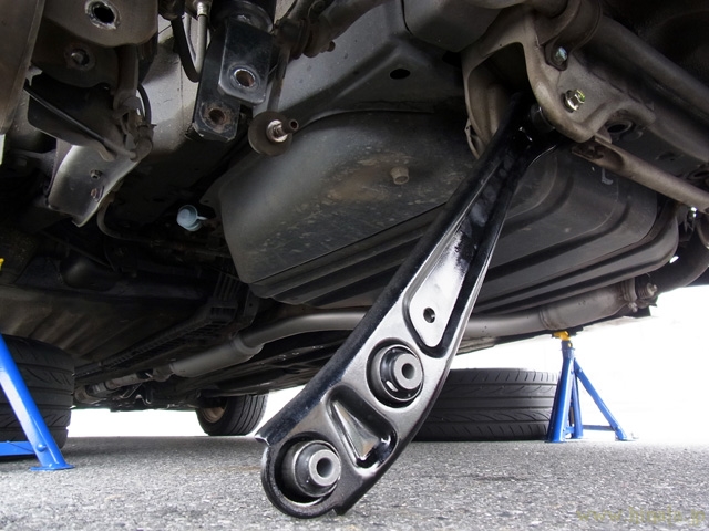 リアサスペンションの分解中のワンシーン