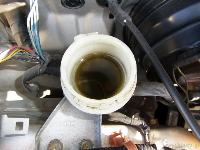 クラッチフルード用のリザーブタンク内