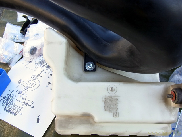 インテークパイプとレゾネーターチャンバーの固定部分