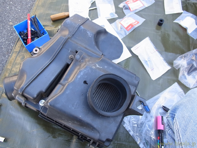 エアクリーナーケースのゴムを交換中