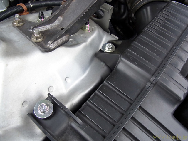 新品のボルトでエアクリーナーケースを固定