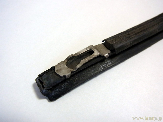 ルーフモール側の固定ブラケット