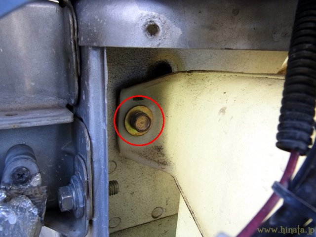 フロントバンパービーム付近のボルト