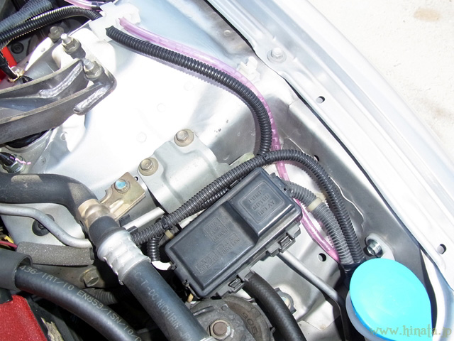 チューブはハーネスの下を通す