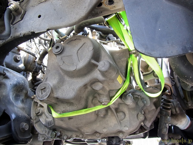 荷締めベルトでミッションを吊る