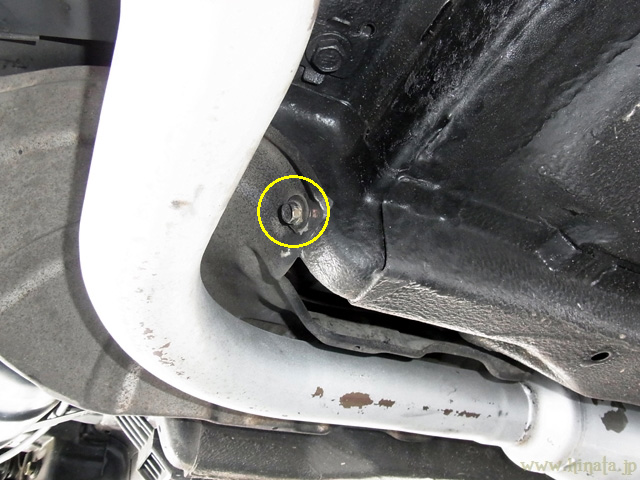 遮熱板の取り付けボルトを外す