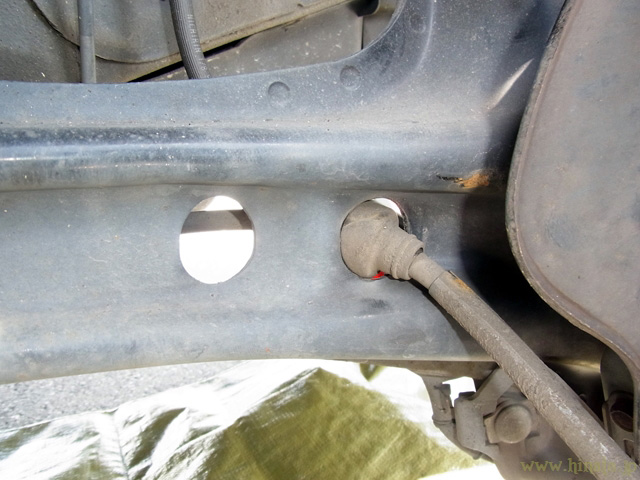 トレーリングアームの裏側へ