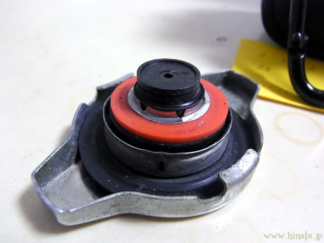 HKS 1.1kのラジエターキャップ