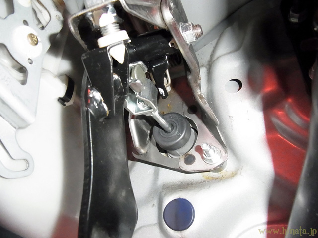 クラッチマスターシリンダーを室内側から