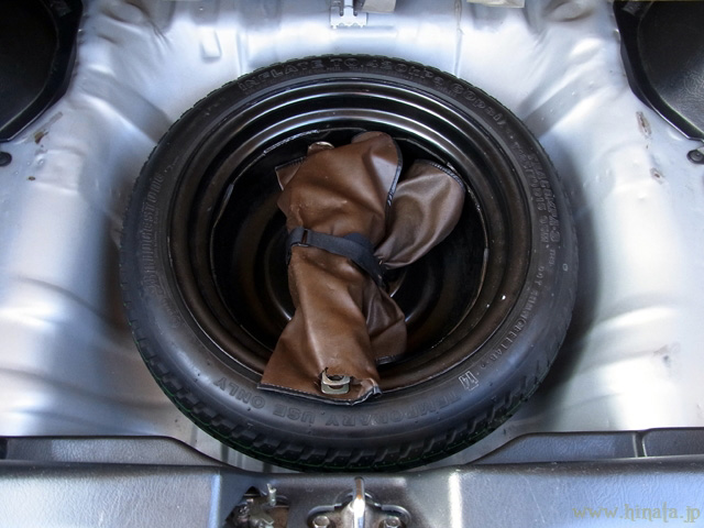 EKシビックのテンパータイヤの格納状態