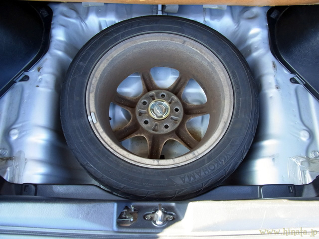 標準タイヤはトランク内に格納