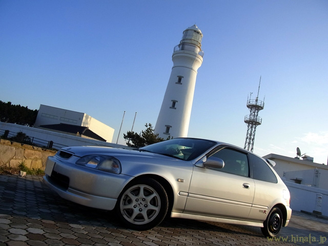 標準タイヤはトランク内に格納