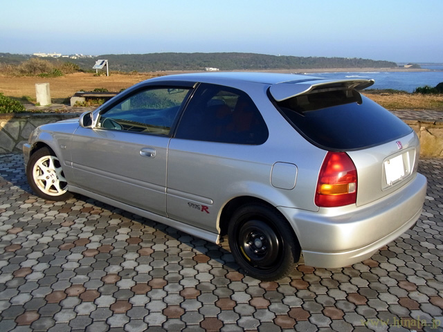 標準タイヤはトランク内に格納