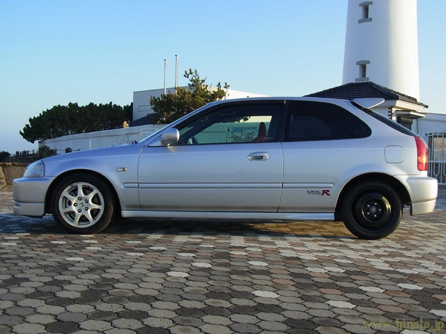 標準タイヤはトランク内に格納