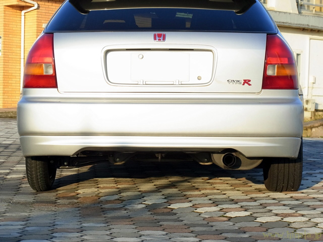 標準タイヤはトランク内に格納