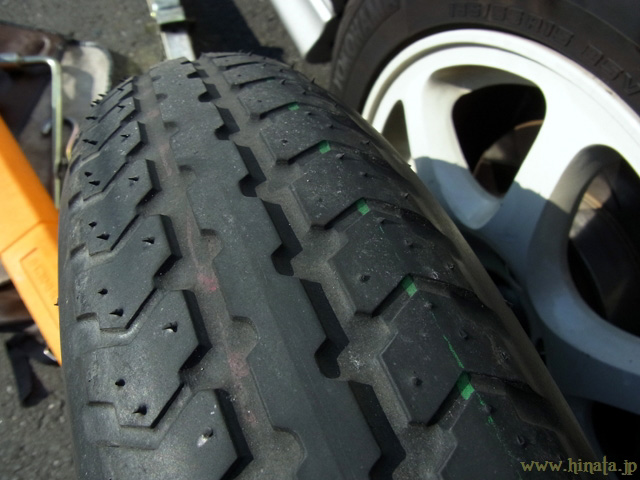 標準タイヤはトランク内に格納