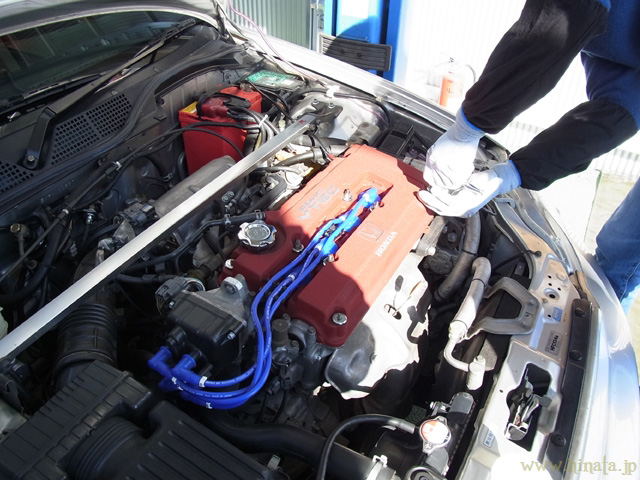 ヘッドカバーを開けているところ