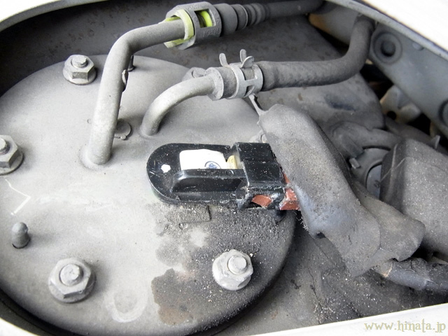 電源コネクタを外す