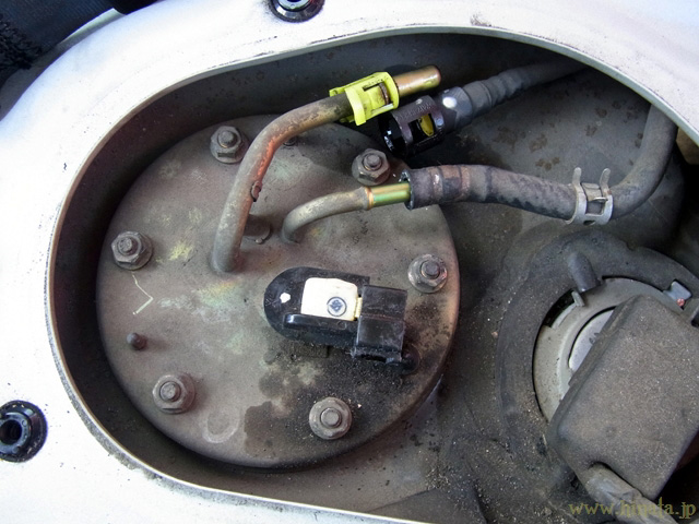 燃料チューブを外す