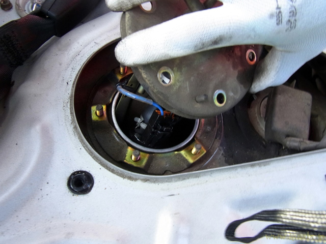 燃料ポンプを引き抜く