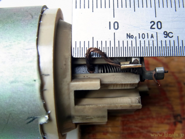 ホルダーに装着されたブラシの長さチェック