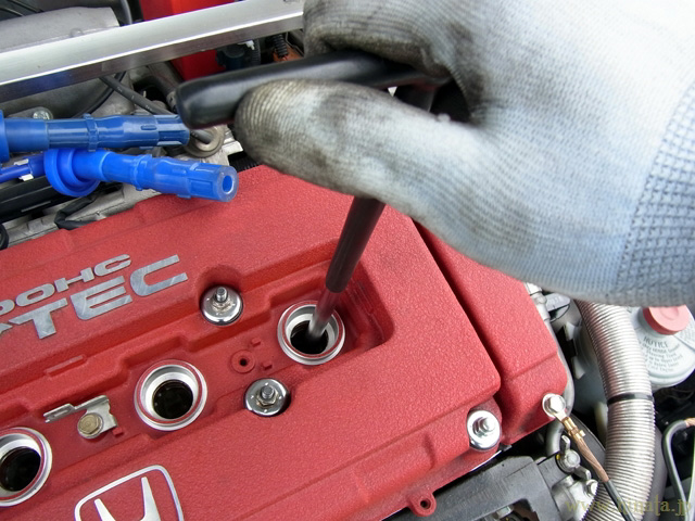 プラグレンチでプラグを外す