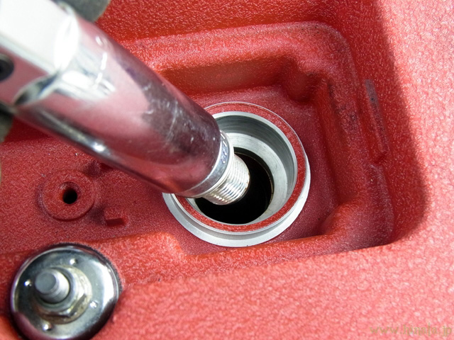 新しいプラグを組み付ける