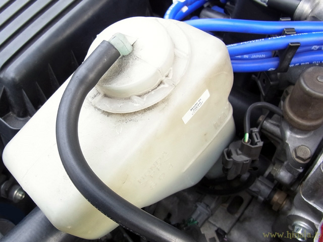 リザーブタンクは邪魔にならないところへ