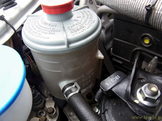 新しいフルードでが透けて見えなくなったリザーブタンク