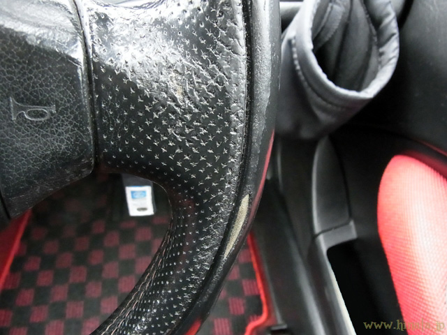 擦り傷だらけで中身まで見える